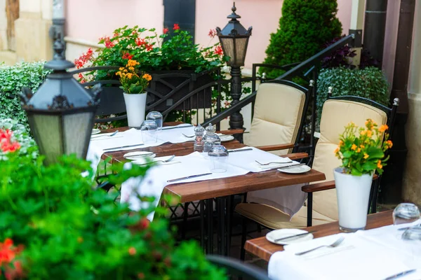 Mesa en un café de la calle con vajilla y mantel de cerca — Foto de Stock