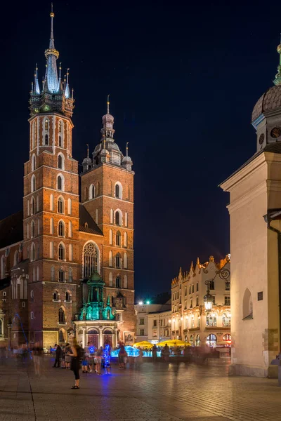 Vertical night view of the Church of St. Mary in Krakow, Poland — Stock Photo, Image