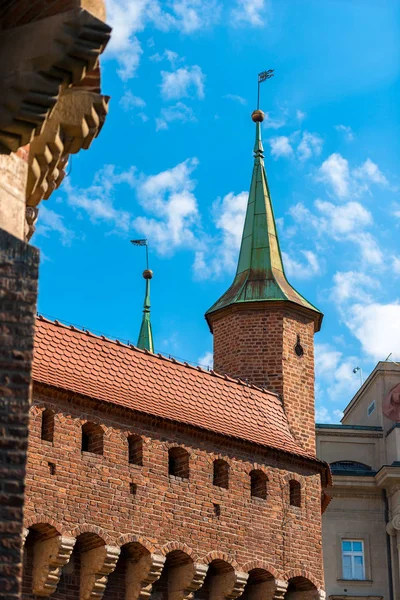 Torre del Barbican contra el cielo azul, Cracovia, Polonia —  Fotos de Stock