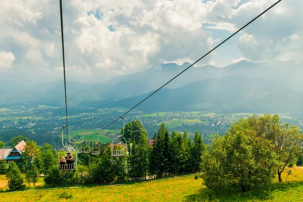 Bela vista do teleférico durante a descida ao valle — Fotografia de Stock