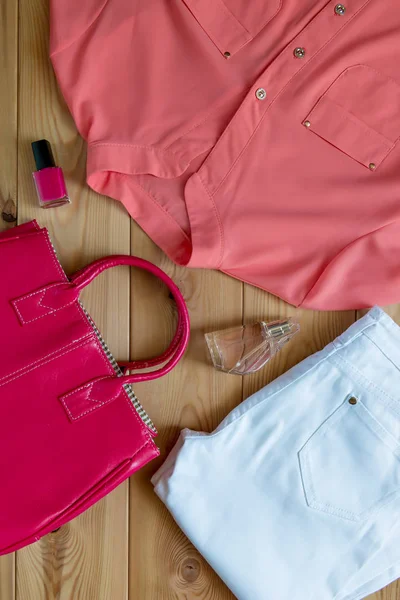 Roupas elegantes das senhoras vista superior em tons rosa — Fotografia de Stock