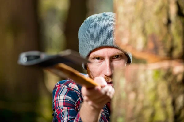 Cortador de madeira hipster cortar madeira, foco nos olhos — Fotografia de Stock