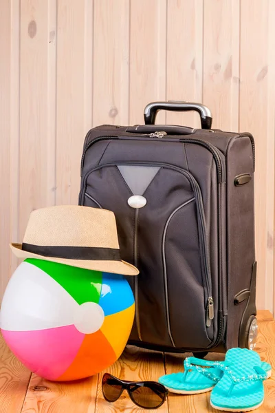 Una maleta llena de ropa lista para el viaje alrededor de las suitcas — Foto de Stock
