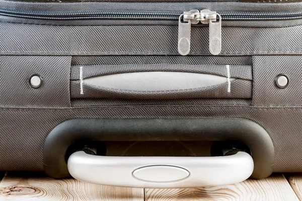 Ручка и молния серый чемодан крупным планом — стоковое фото
