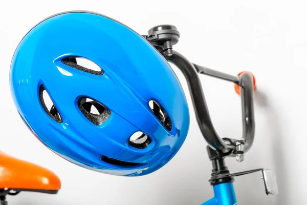 Blauwe Helm Voor Kinderen Het Stuur Van Een Kinder Fiets — Stockfoto