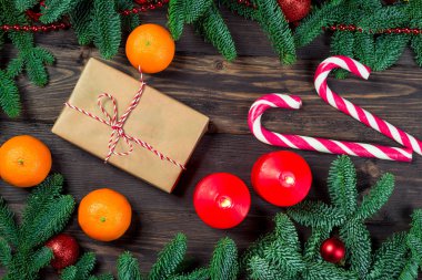 Ladin dalları, taze portakallar, şeker kamışı ve taze sulu...