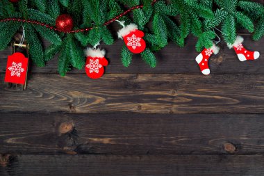 Koyu arkaplan tahtası ve nesneler Noel oyuncakları 