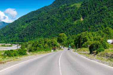 Georgia 'daki dağlarda Gürcistan Askeri Yolu güneşli
