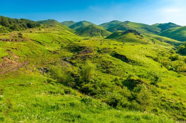 Güzel manzara sulu yeşil dağlar ve tepeler Ju 'da
