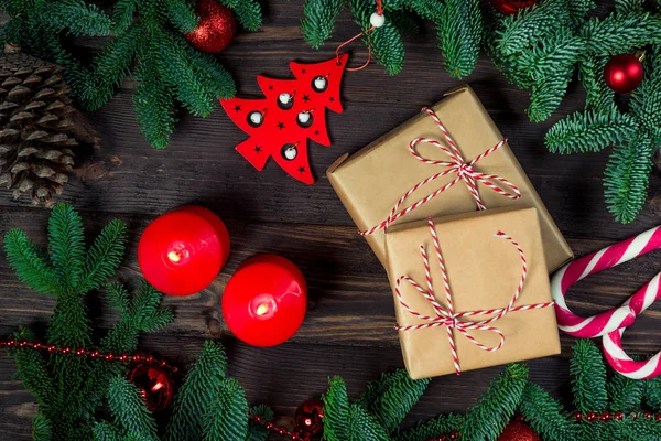 Vue du dessus de deux cadeaux en papier artisanal, brûlant des bougies de Noël — Photo