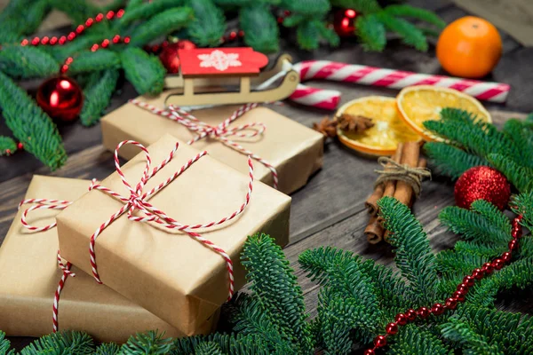 Рождественские подарки в ретро обертывания, корицы и зеленый плотный f — стоковое фото