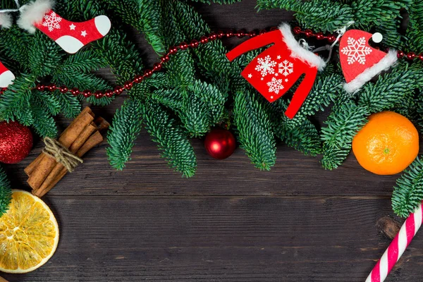 Decoraciones para el primer plano del árbol de Navidad en tableros de madera — Foto de Stock