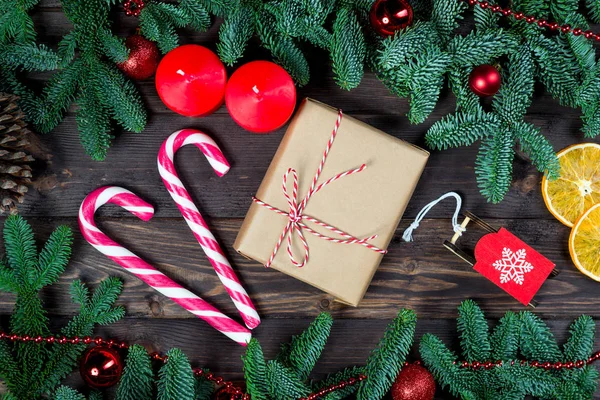 Postal horizontal regalo retro de Navidad y dulce bastón de caramelo wi — Foto de Stock