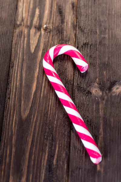 Na dřevěném tmavém stole vánoční cukroví hůl close-up — Stock fotografie