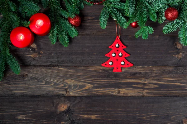 Un paio di candele e rami di abete su tavole di legno, spazio per c — Foto Stock