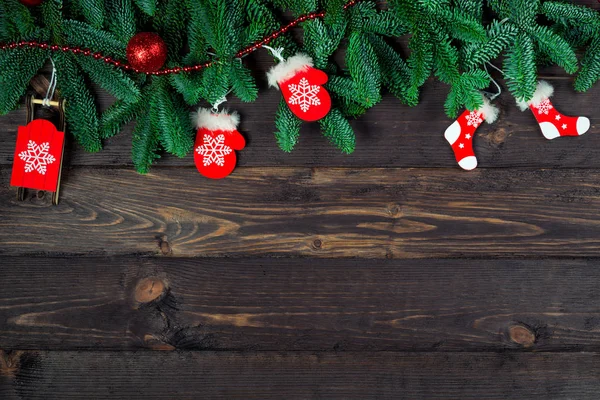 Donkere achtergrond houten planken en voorwerpen Kerst speelgoed met een — Stockfoto