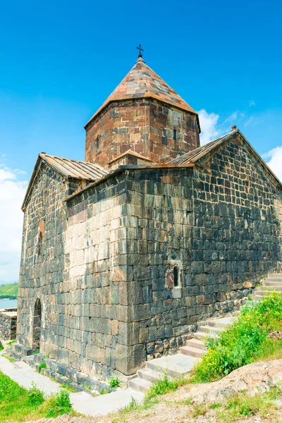 Kamenný starý arménský ortodoxní chrám Sevanavank na kopci u jezera — Stock fotografie