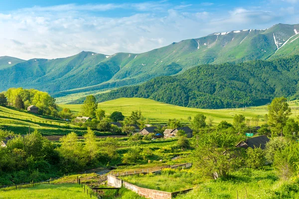 View of an Armenian village in a picturesque mountain valley in — Stock Fotó