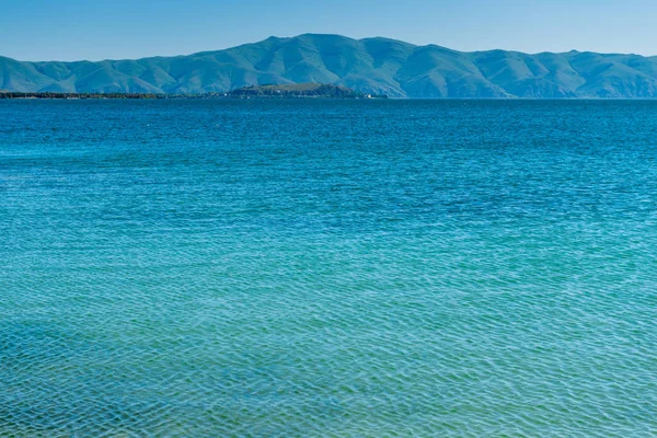 Lac Sevan avec une belle vue sur les montagnes, un natu célèbre — Photo