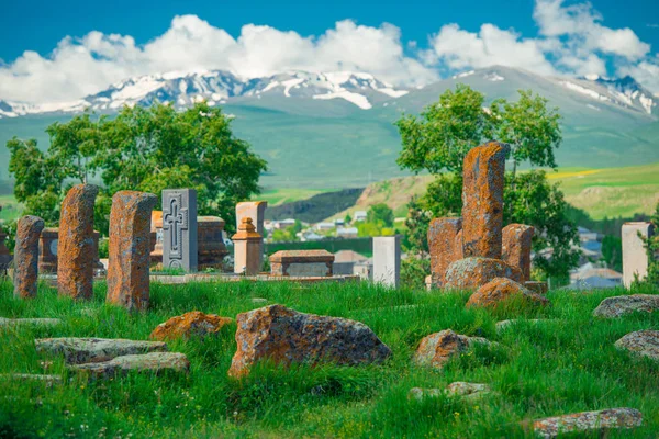 Khachkars antiguos en el cementerio de Noratus, punto de referencia Armenia — Foto de Stock