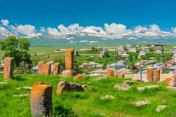 Antiguo cementerio armenio Noratus con antiguos khachkars en la espalda —  Fotos de Stock