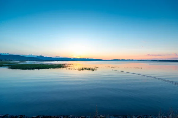 Ranní krajina, malebné jezero Sevan za úsvitu, Arménie — Stock fotografie