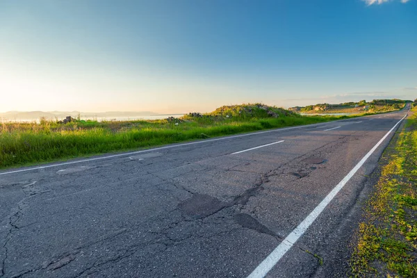 Paisaje matutino de Armenia al amanecer - montañas y camino vacío — Foto de Stock