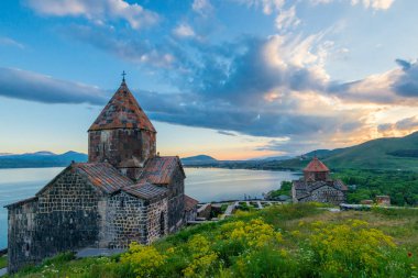 Gün batımında Sevanavank Manastırı dramatik gökyüzü, Ermenistan