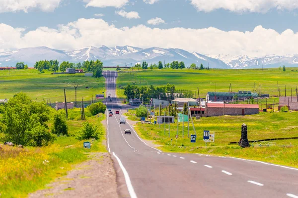 从山区看穿过亚美尼亚村庄的直接公路 — 图库照片