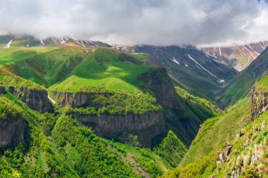 Gürcistan boyunca seyahat, resimli yüksek dağlar ve geçitler, 