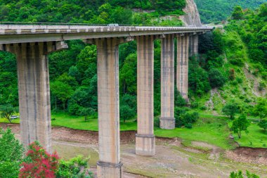 Kafkasya 'nın pitoresk dağlarında yüksek yol köprüsü