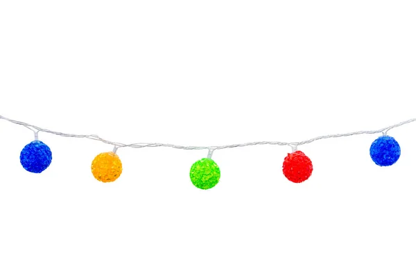 Colgando bolas de colores guirnalda de Navidad sobre un fondo blanco i — Foto de Stock