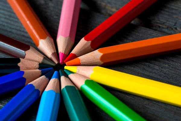 Skupina barevných tužek uspořádaných v kruhu, detailní záběr — Stock fotografie