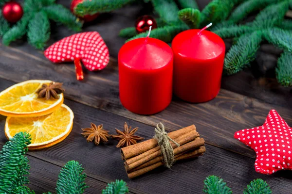 Velas, especias y ramas de abeto objetos de Navidad en un bosque — Foto de Stock
