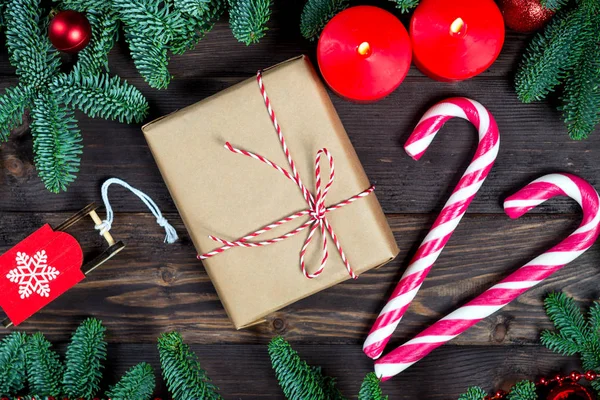 Postal retro regalo de Navidad y dulce bastón de caramelo con c rojo — Foto de Stock