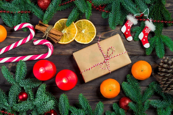 Tarjeta de Navidad vista superior regalo, velas y piruleta con abeto — Foto de Stock