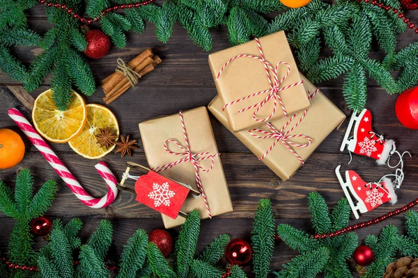 Tres regalos en embalaje retro sobre una mesa de madera de primer plano, objetivo — Foto de Stock