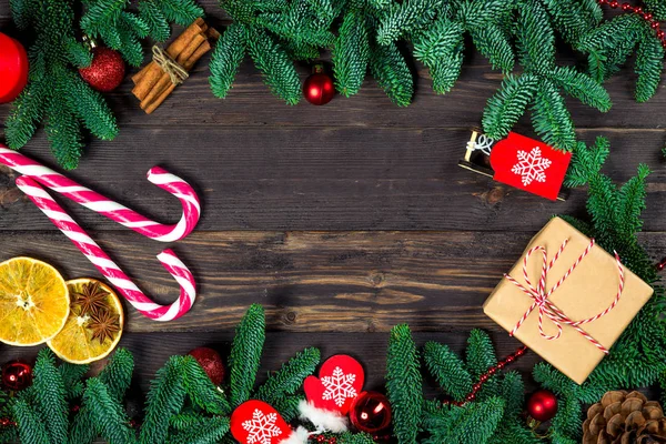 Biglietto per la decorazione dell'albero di Natale, rami verdi sul tavolo e — Foto Stock