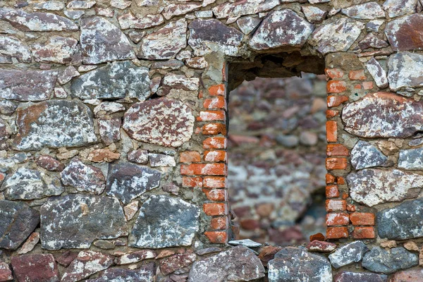Starověká hradní zeď s výklenkem okno zavřít — Stock fotografie