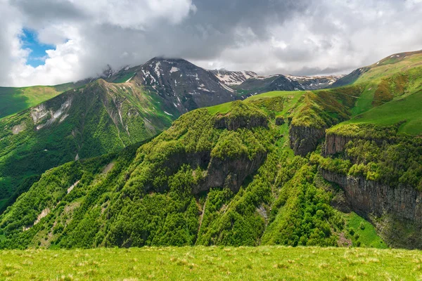 Las montañas cubiertas de verdes son muy pintorescas en el Ca — Foto de Stock