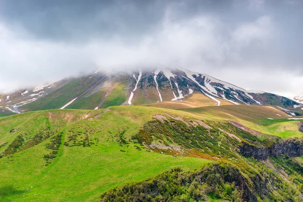 Paisaje de Georgia - hermosas montañas altas con prados, sh — Foto de Stock