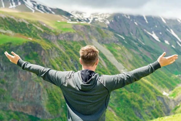 Un hombre con los brazos extendidos a un lado disfrutando de la libertad y — Foto de Stock