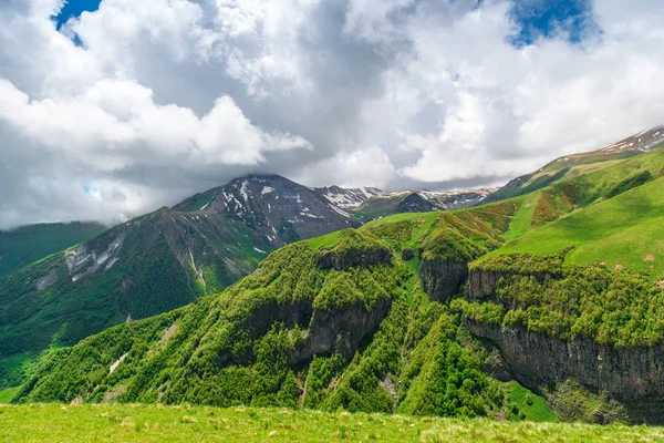A Kaukázus magas hegyvonulatai júniusban, hó a csúcsokon — Stock Fotó