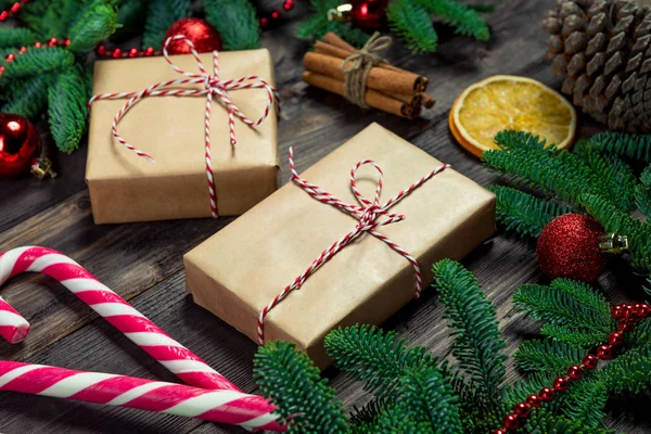 Dos regalos de estilo retro con un cordel rojo y bastón de caramelo rodeado —  Fotos de Stock