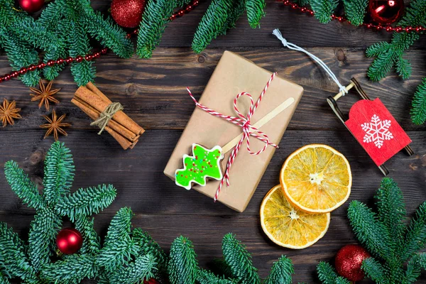 Objetos de regalo y navidad, pan de jengibre dulce en una t de madera oscura — Foto de Stock