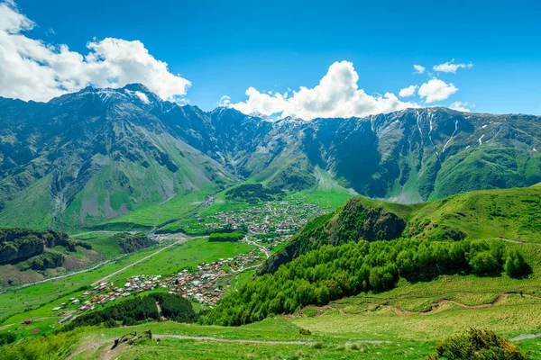 Άποψη των βουνοκορφών του Καυκάσου και του χωριού Ge — Φωτογραφία Αρχείου