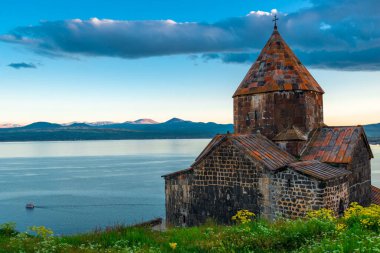 Sevanavank Manastırı ve Sevan Gölü. Gün batımında dramatik gökyüzü, Ermenistan