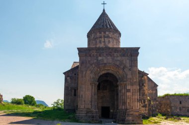 Tatev Dağı 'ndaki Ermeni manastırı Ermenistan' ın bir simgesidir.