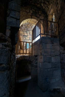 Tatev Manastırı 'nda dolaş, iç mekan - eski taş duvarlar ve kemerler, Ermenistan
