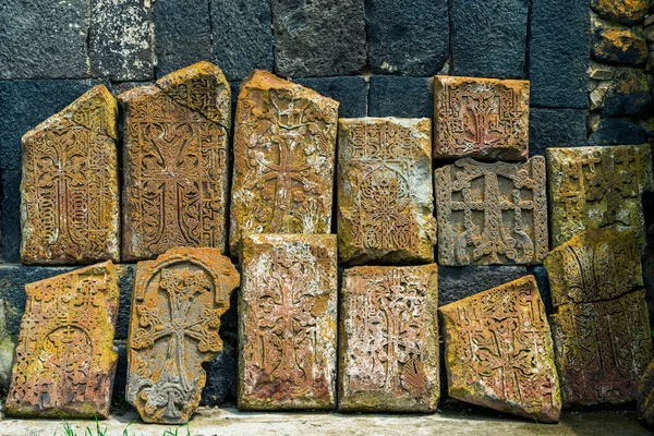 Primer Plano Antiguos Khachkars Piedra Con Patrones Encaje Tallados Las —  Fotos de Stock